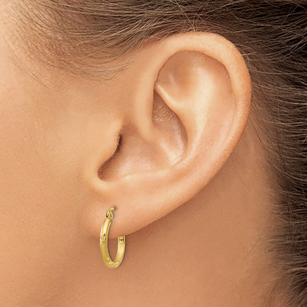14k Yellow Gold Satin and Diamond-cut 2mm Round Tube Hoop Earrings