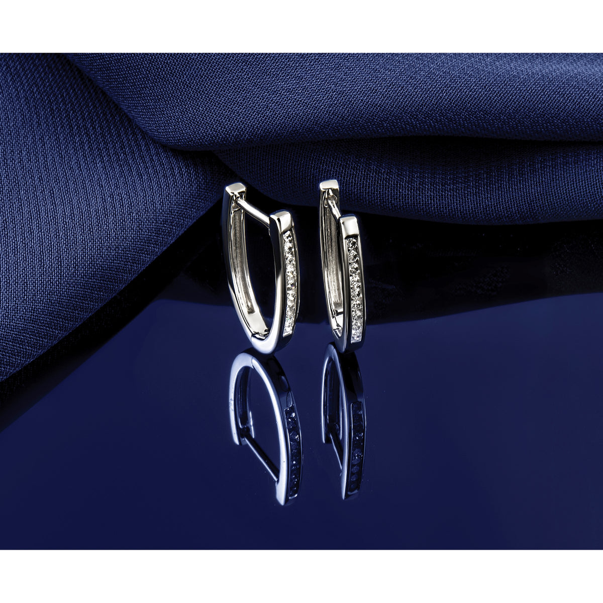 14k White Gold 1/4 carat Diamond Channel-set Oval Hinged Hoop Earrings