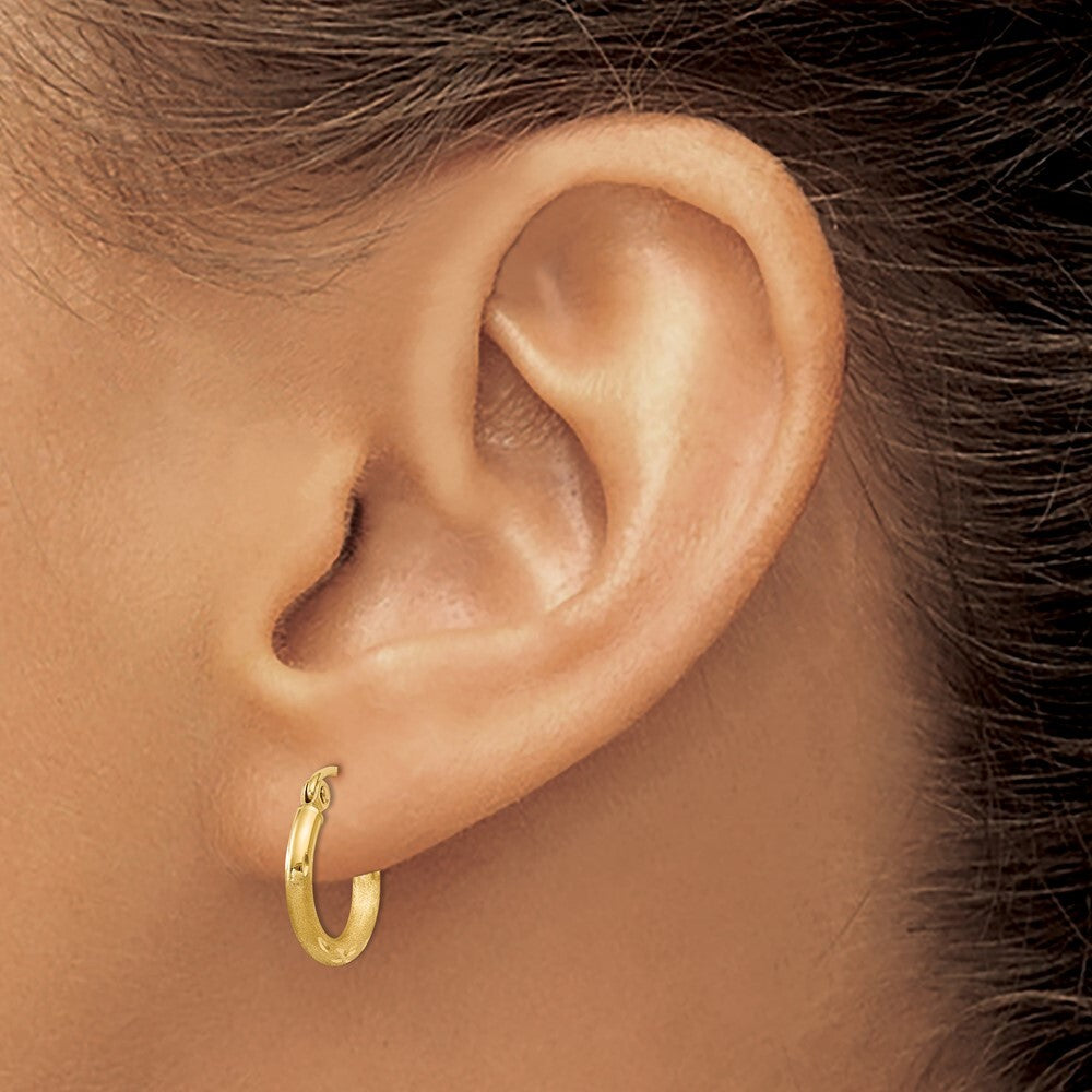 14k Yellow Gold Satin and Diamond-cut 2mm Round Tube Hoop Earrings