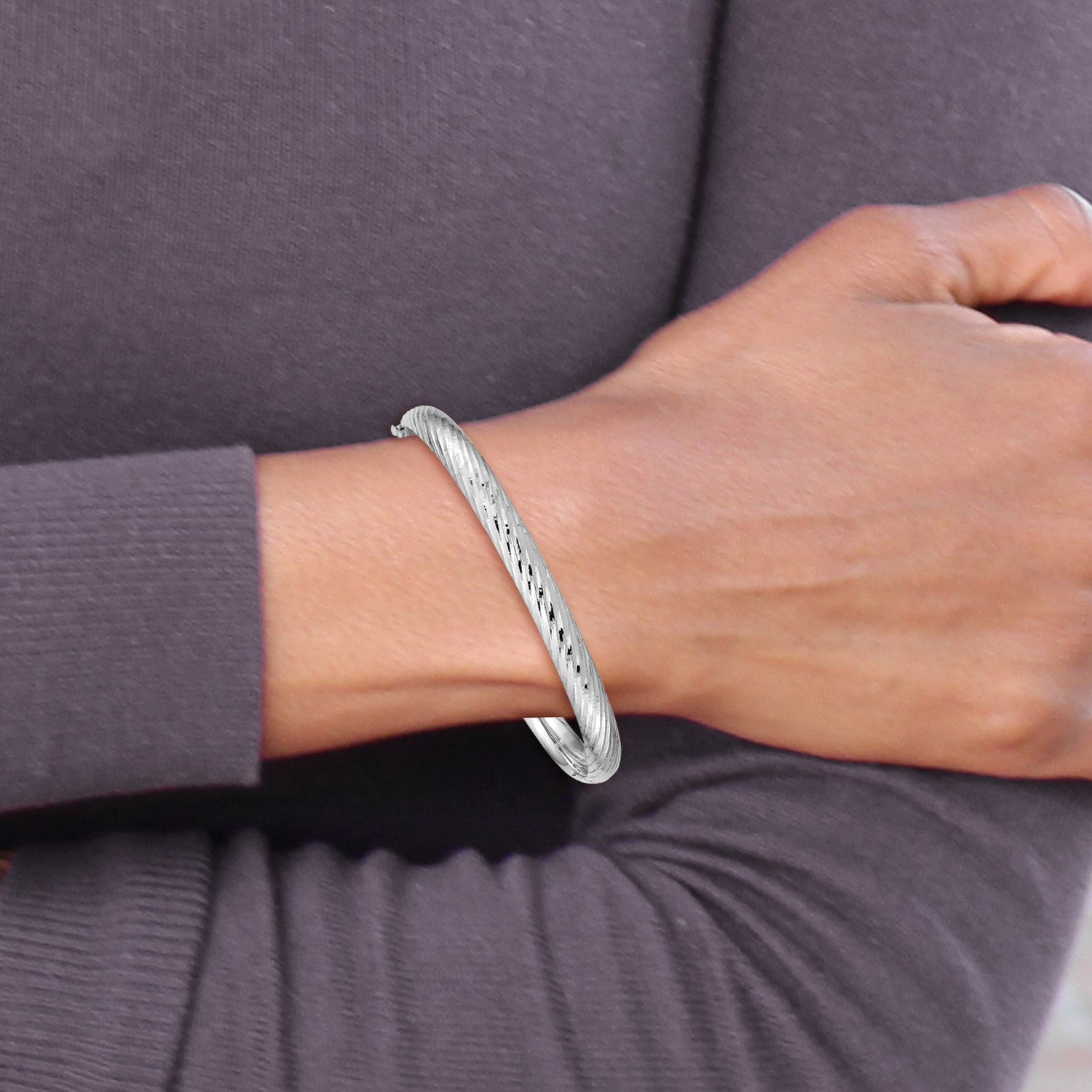 14k White Gold 4/16 Polished Textured 6.00mm Hinged Oval Bangle Bracelet